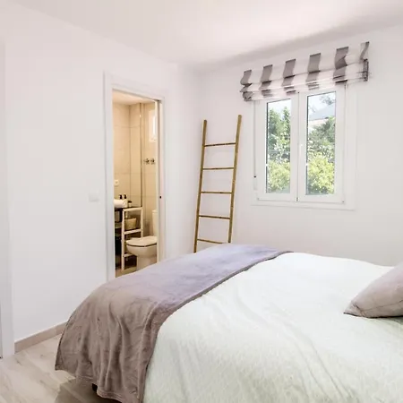 Perfectly Located Beachside In Elviria Lejlighed *