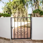 Perfectly Located Beachside In Elviria * マルベーリャ