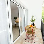 Perfectly Located Beachside In Elviria マルベーリャ