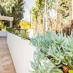 アパート Perfectly Located Beachside In Elviria マルベーリャ